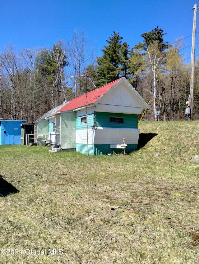 view of side of property featuring a lawn