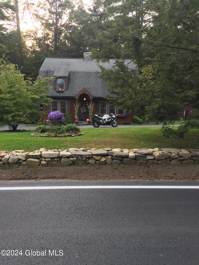 view of front facade with a front yard