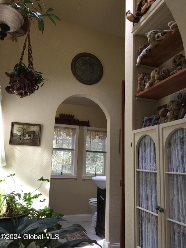 interior space featuring an inviting chandelier and connected bathroom