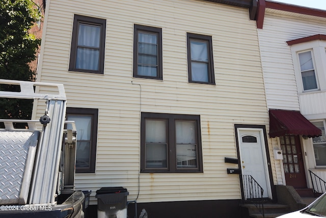 Listing photo 2 for 242 4th St, Troy NY 12180