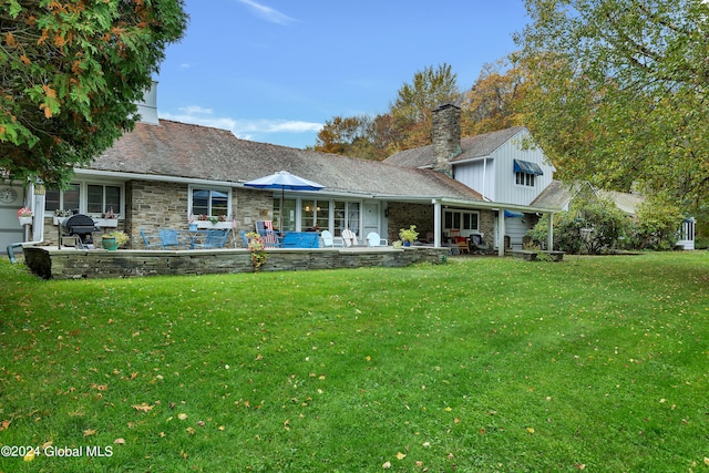 view of front facade featuring a front yard