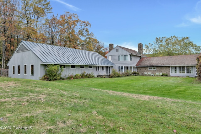 back of house featuring a yard