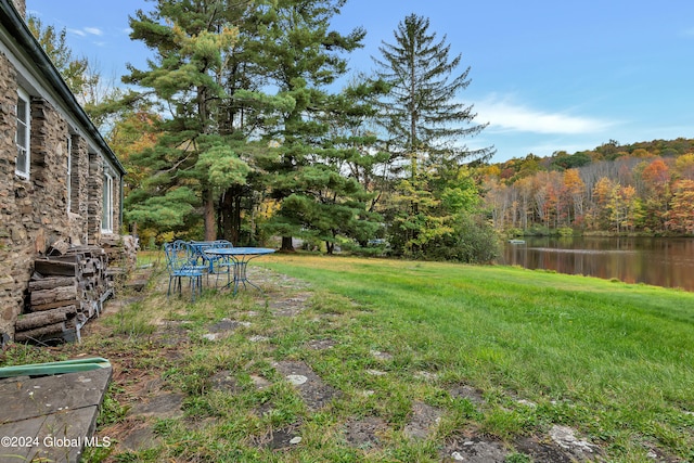 view of yard featuring a water view