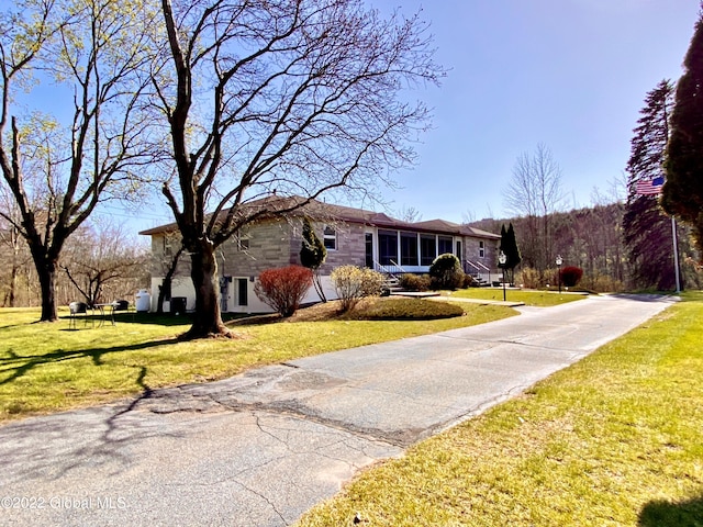 ranch-style house featuring a front yard