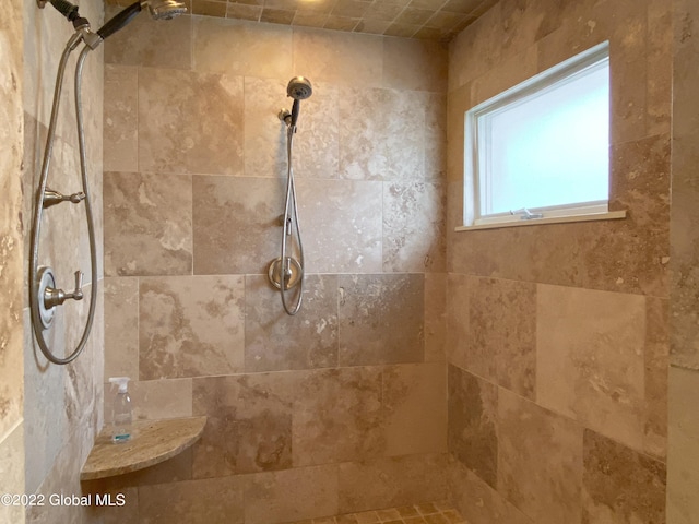 bathroom featuring a tile shower