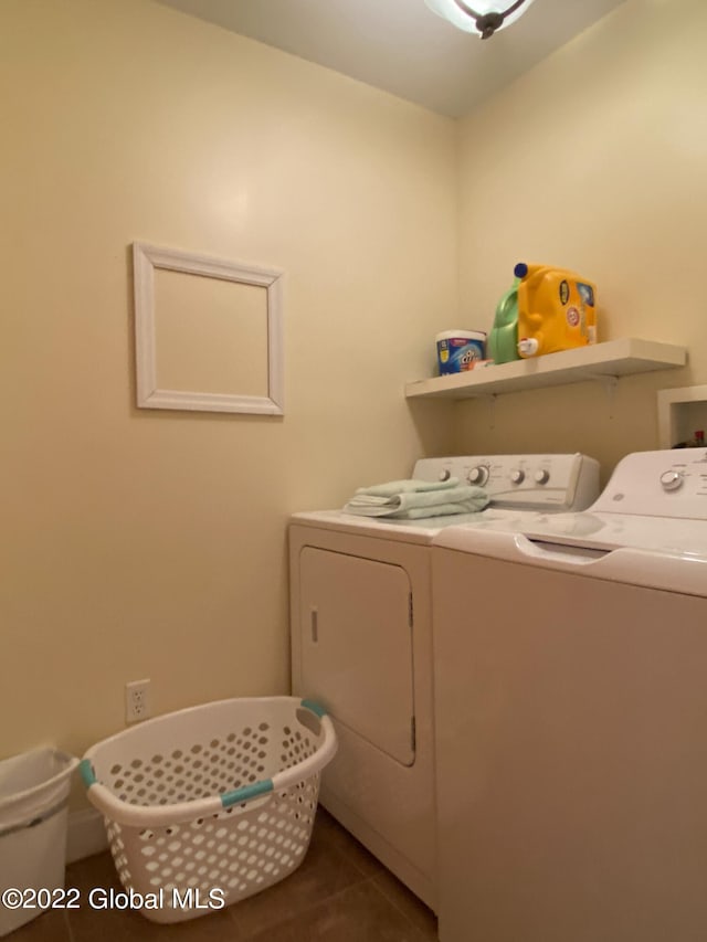 washroom featuring dark tile patterned flooring and independent washer and dryer