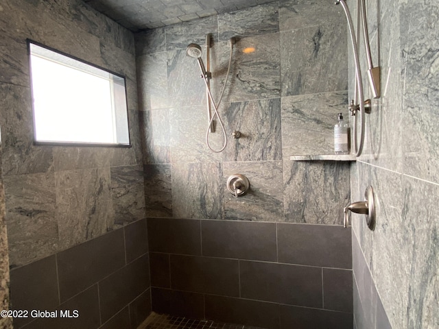 bathroom featuring a tile shower