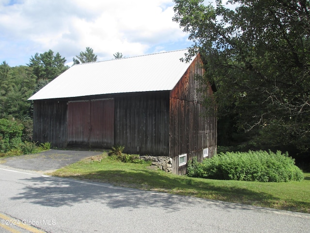 view of outdoor structure featuring an outdoor structure