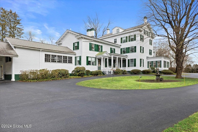 view of front of home featuring a front lawn