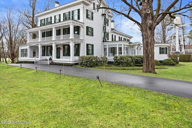 view of front facade featuring a front lawn