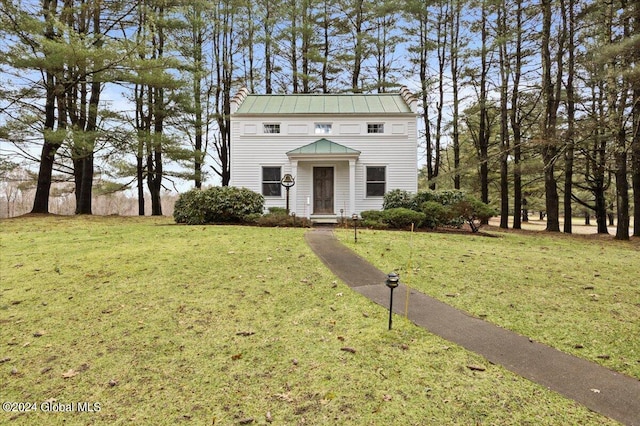 view of front facade with a front lawn