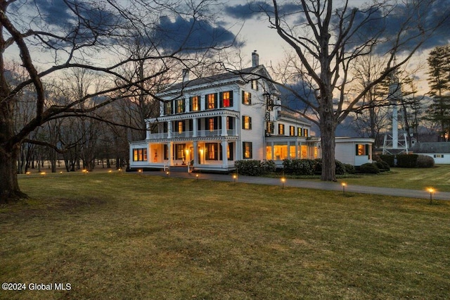 view of front of property featuring a lawn