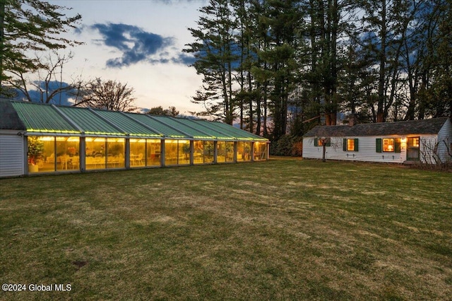 view of yard at dusk