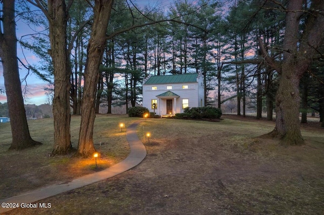 view of yard at dusk