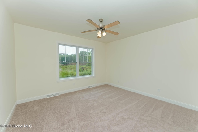 carpeted empty room featuring ceiling fan