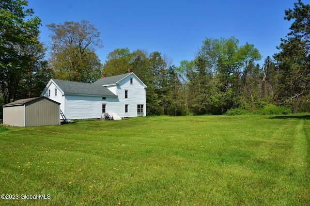 view of yard featuring a shed