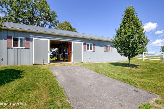 view of front of property featuring a front lawn