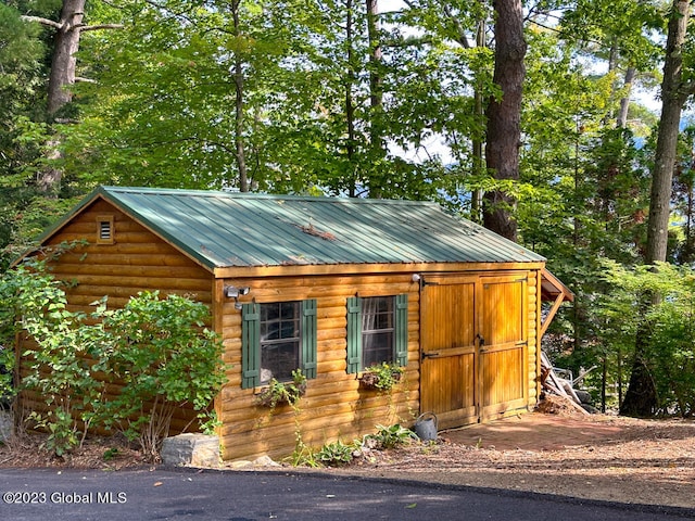 view of front of home with an outdoor structure