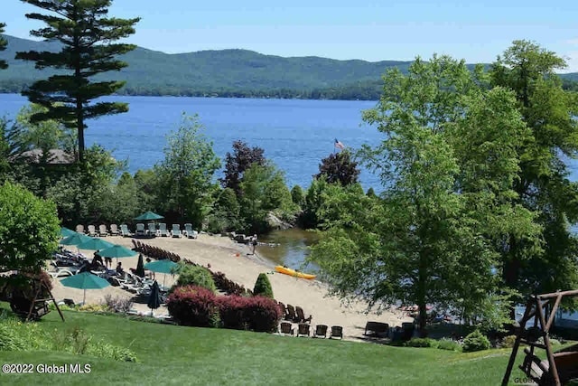 water view with a mountain view