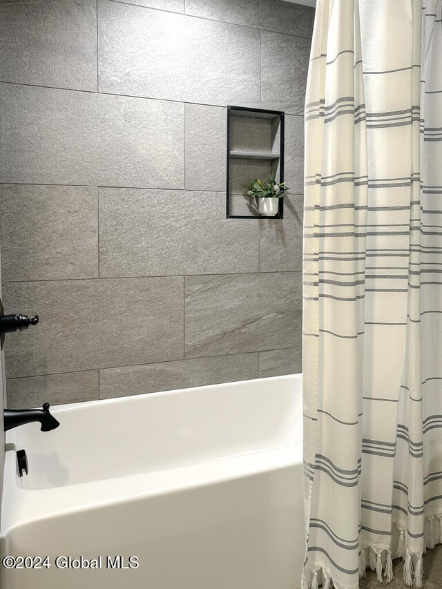 bathroom with shower / bath combo