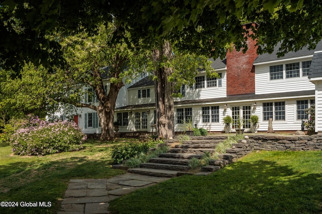 view of front of property with a front yard