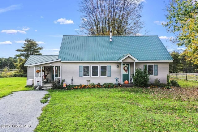 view of front of house featuring a front lawn