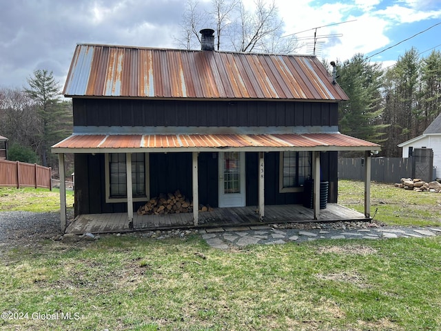 view of front of property featuring a front lawn