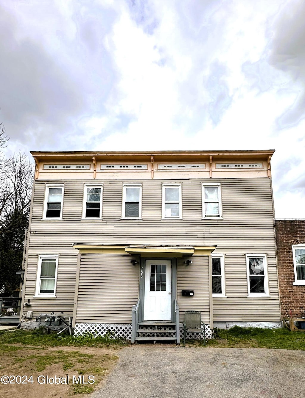 view of front facade