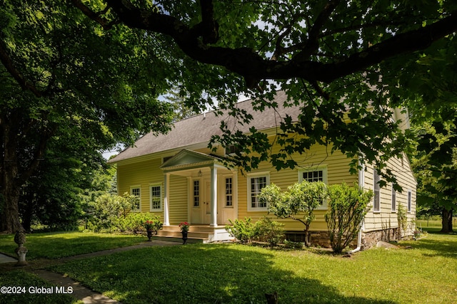 view of front facade featuring a front lawn