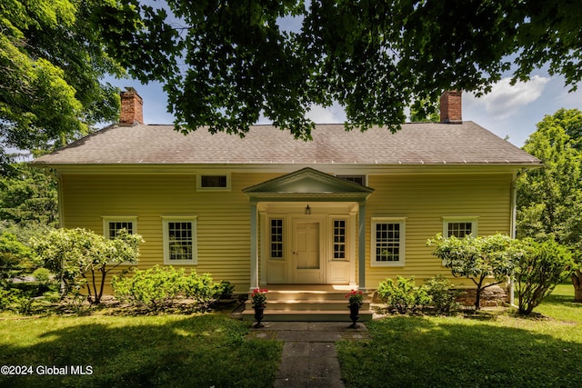 view of front of property featuring a front lawn