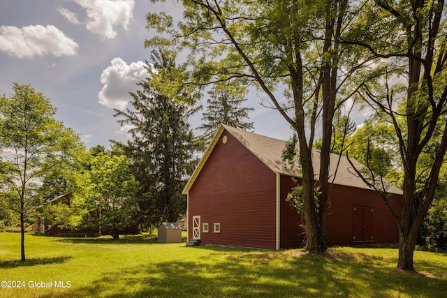 view of side of property featuring an outdoor structure and a yard