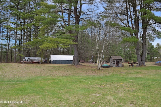 view of yard with an outdoor structure