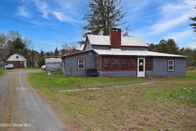 view of front of property featuring a front lawn