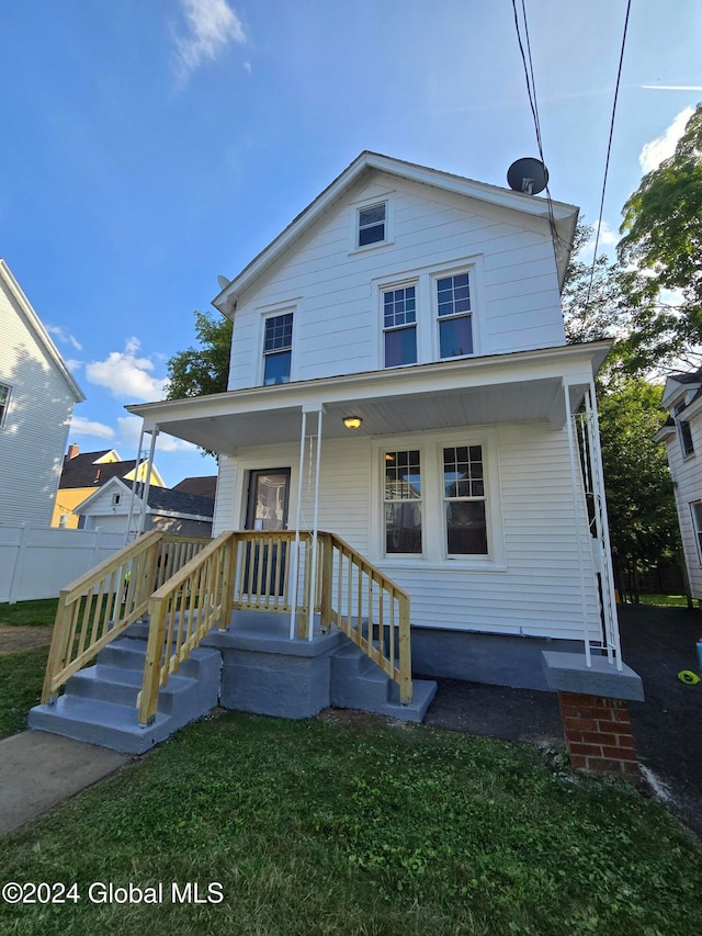 view of front facade featuring fence and a front lawn