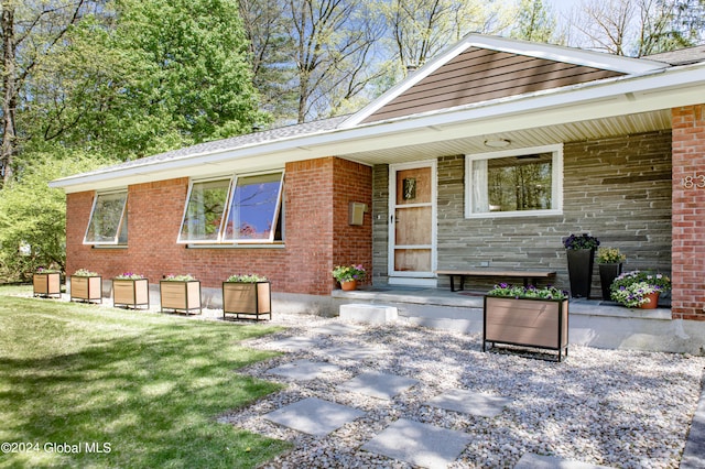 view of front facade with a porch and a front lawn