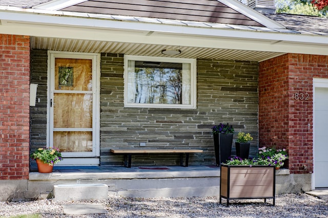 property entrance featuring a porch