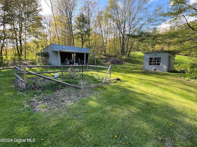 view of yard with an outdoor structure