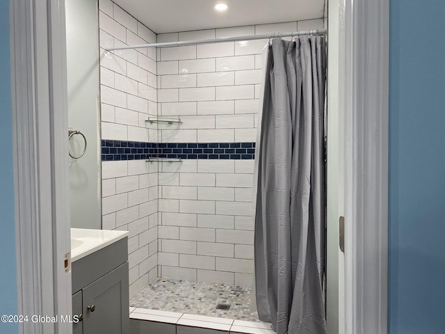 bathroom featuring a shower with curtain and vanity