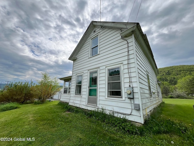 view of side of property featuring a yard