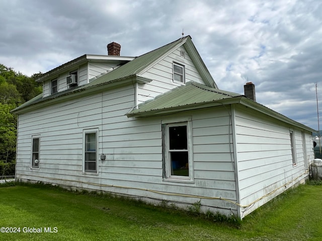 view of side of property featuring a lawn