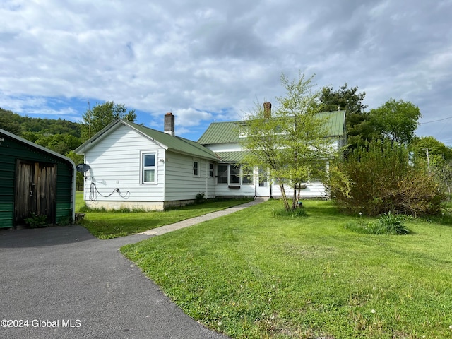 view of front facade featuring a front yard