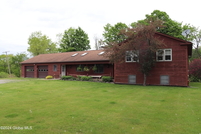 view of front of home featuring a garage and a front yard