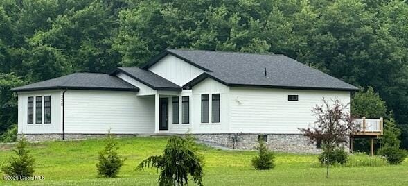 back of house featuring a lawn