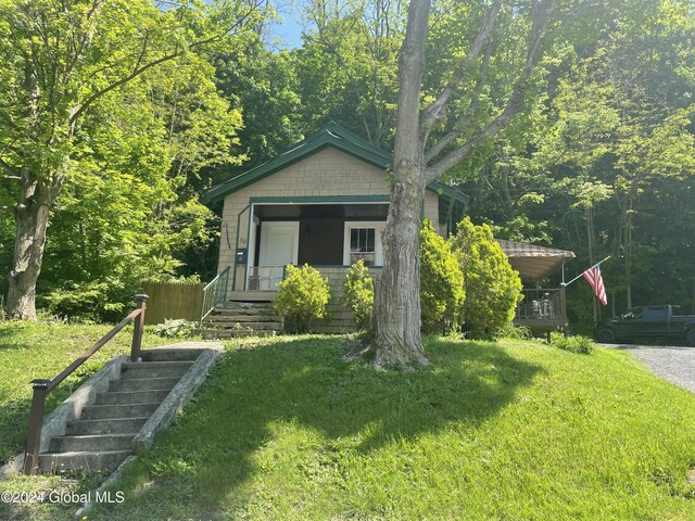 view of front of home with a front yard