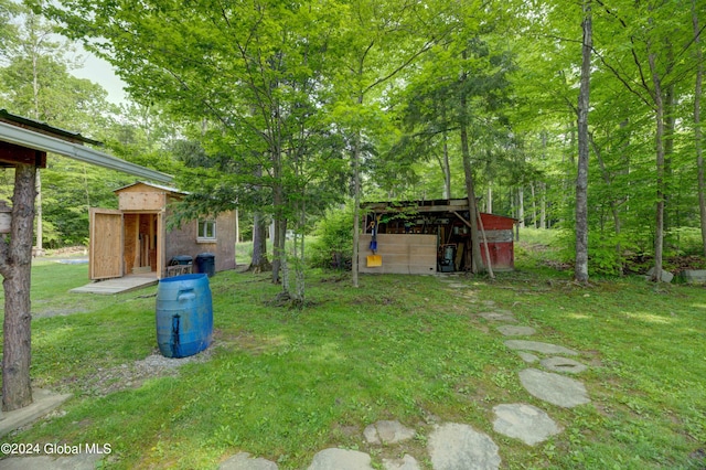 view of yard with an outdoor structure