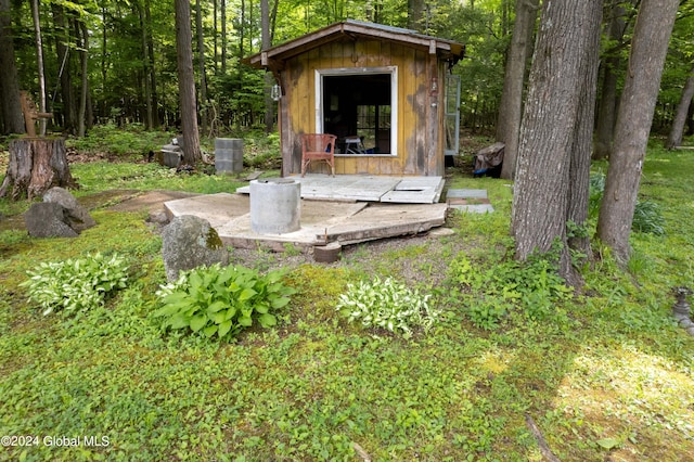 view of yard featuring a storage unit