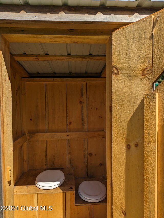 bathroom featuring toilet