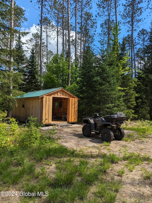 view of outdoor structure featuring an outbuilding