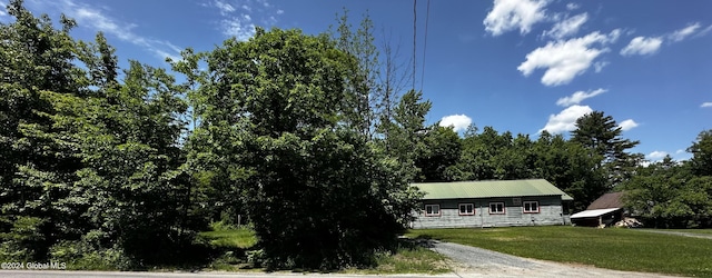 view of front facade with a front yard