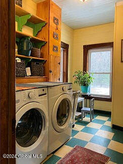 washroom featuring light tile patterned flooring and independent washer and dryer